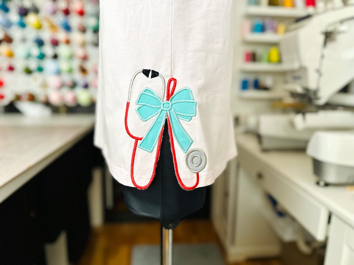 Embroidery Sweatshirt Therapist Medic Stethoscope Split Seam Side Bow Applique For Nurses and Doctors